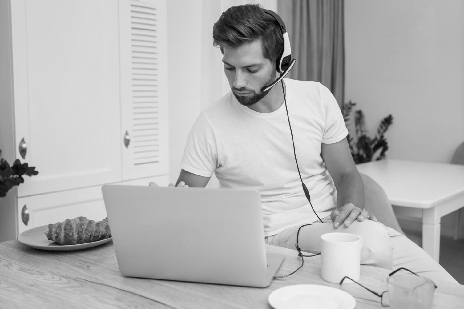 Bureau d'analyse financière avec ambiance professionnelle